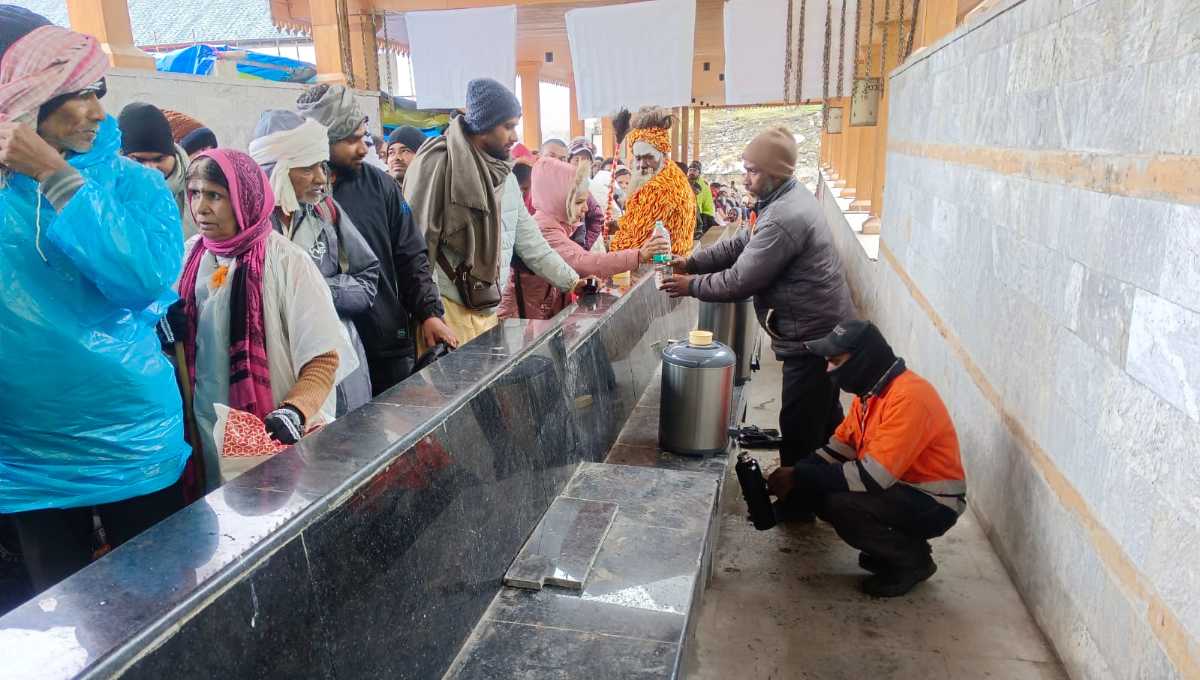 केदारनाथ धाम में तीर्थ यात्रियों को मिल रही राहत, आस्था पथ पर सुलभ कर्मियों की विशेष सेवा