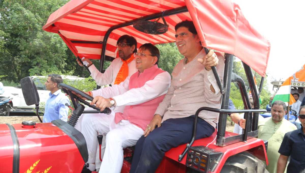 ट्रैक्टर की स्टेयरिंग पर सीएम धामी: जनता से जुड़कर ही होता है सच्चा नेतृत्व