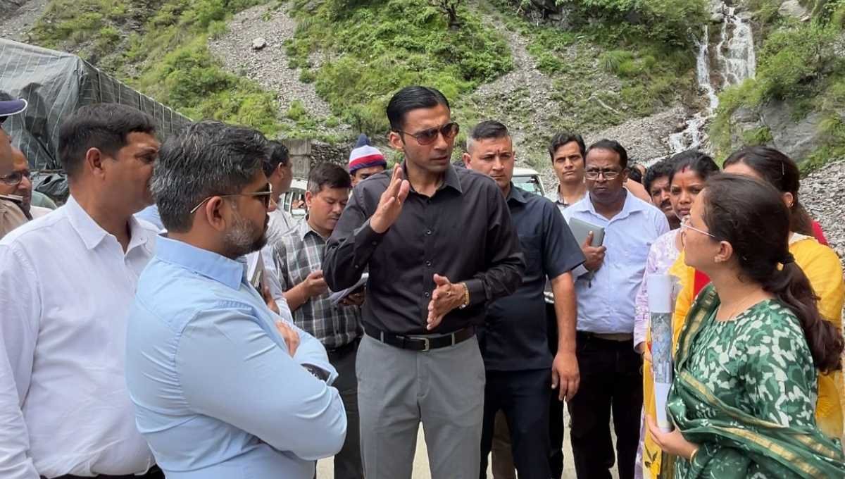 डीएम पंहुचे पाटा गांव, ग्राम पंचायत बमराड़ के पाटा गांव भू- धसाव का जियोलॉजिकल सर्वे कराने के डीएम  ने दिए निर्देश