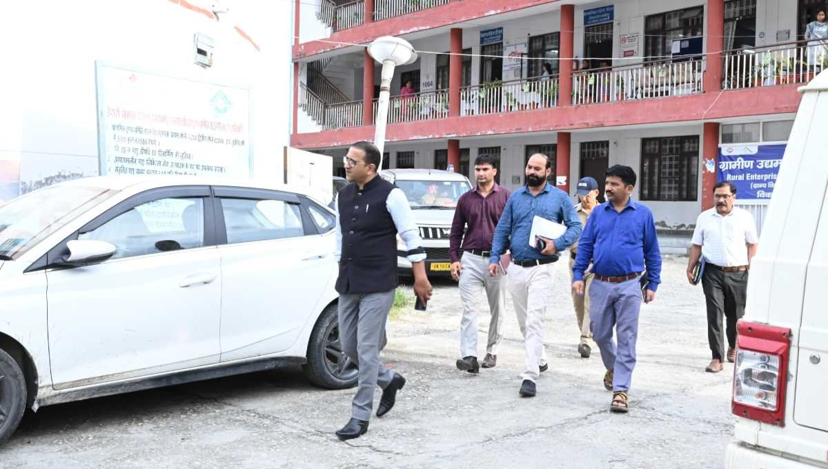 जिलाधिकारी प्रशांत आर्य ने  विकास भवन का औचक निरीक्षण कर विभिन्न विभागों की कार्यप्रणाली का जायजा लिया
