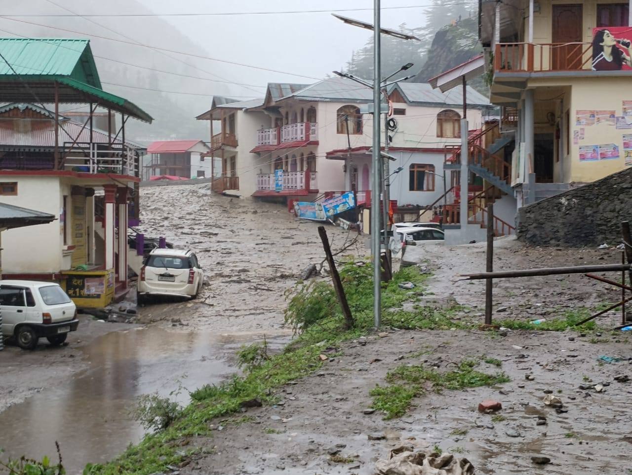 धराली में आई आपदा के बाद कारोबार पूरी तरह ठप, गंगोत्री धाम में सन्नाटा
