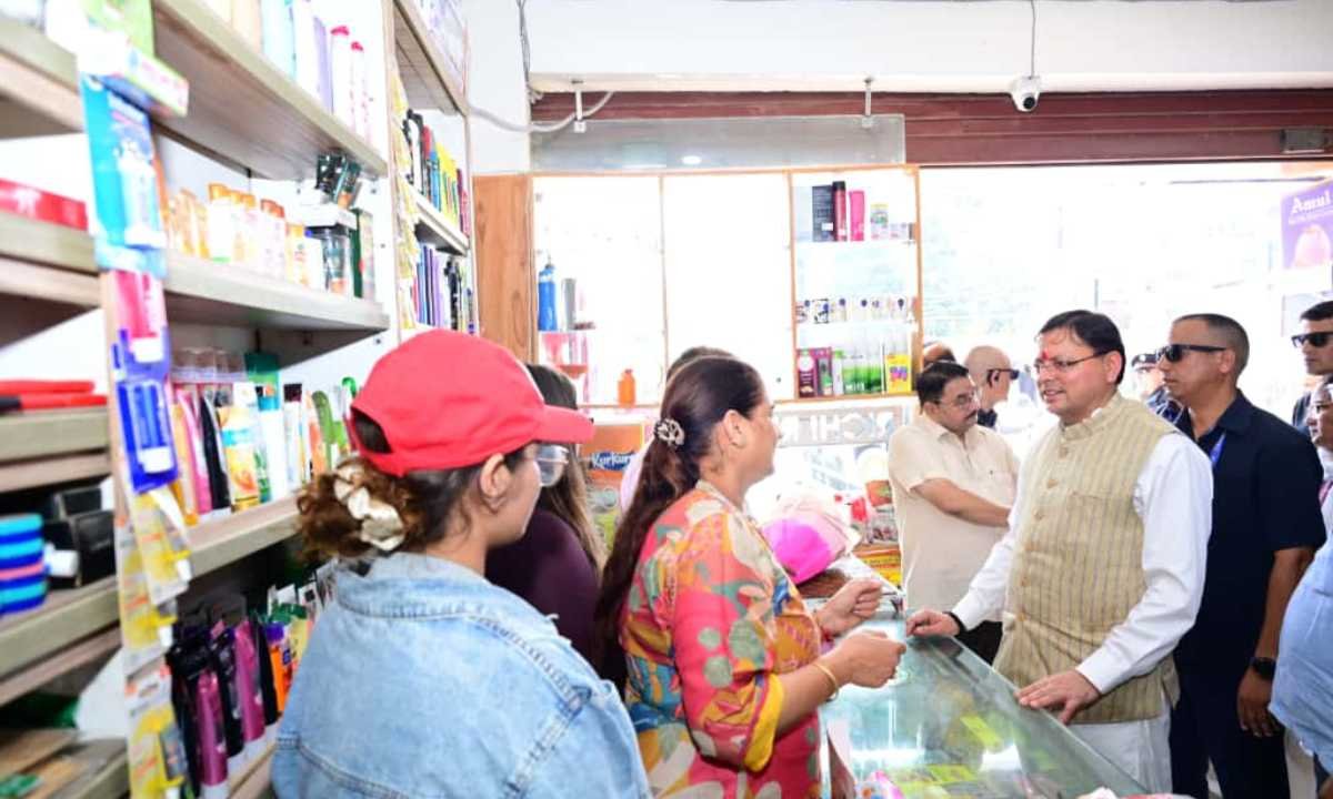 मुख्यमंत्री धामी ने देहरादून स्थित सहस्त्रधारा क्रॉसिंग बाजार का भ्रमण किया
