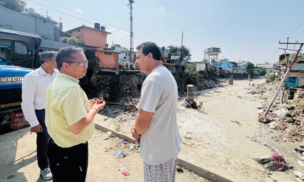डीएम के निर्देश पर प्रभावितों के द्वार-द्वार दौड़ रहे प्रशासन के अधिकारी; प्रभावितों  का जान  रहे  हाल