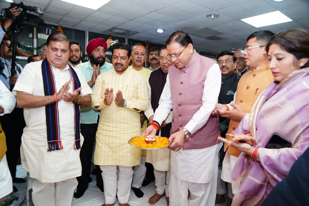 मुख्यमंत्री पुष्कर सिंह धामी भाजपा प्रदेश कार्यालय देहरादून में आयोजित दीपावली मिलन समारोह में हुए शामिल