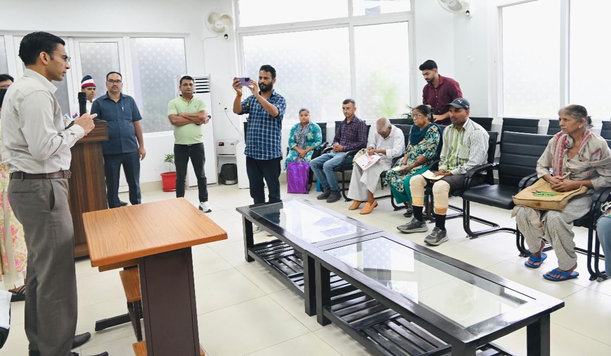 पहल: डीएम सविन बंसल की पहल से असहायों के चेहरे पर लौटी मुस्कान, रायफल फंड से मिली नई जिंदगी… 