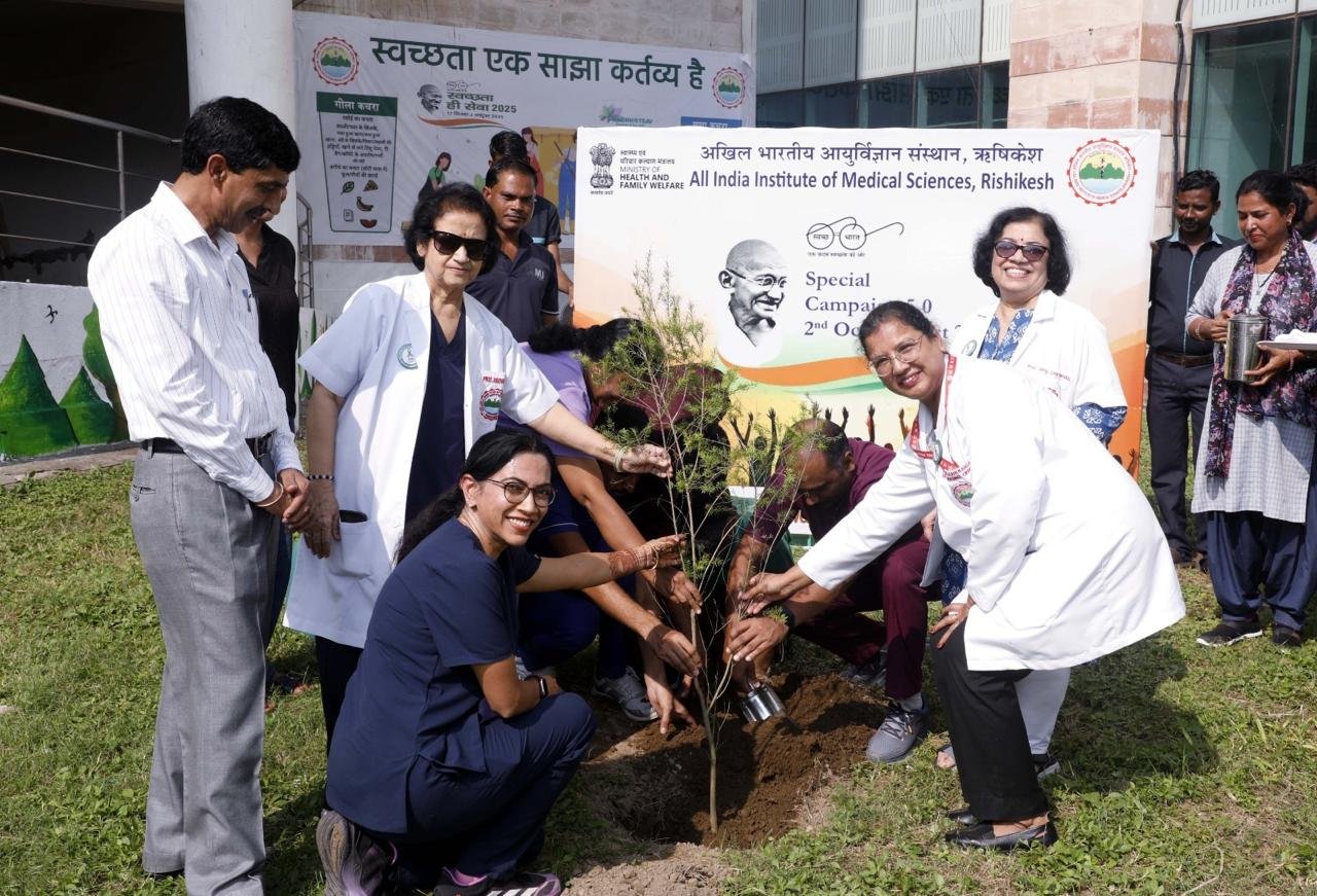 एम्स, ऋषिकेश के तत्वावधान में “एक पेड़ मां के नाम” थीम पर एक सार्थक पौधरोपण अभियान का आयोजन