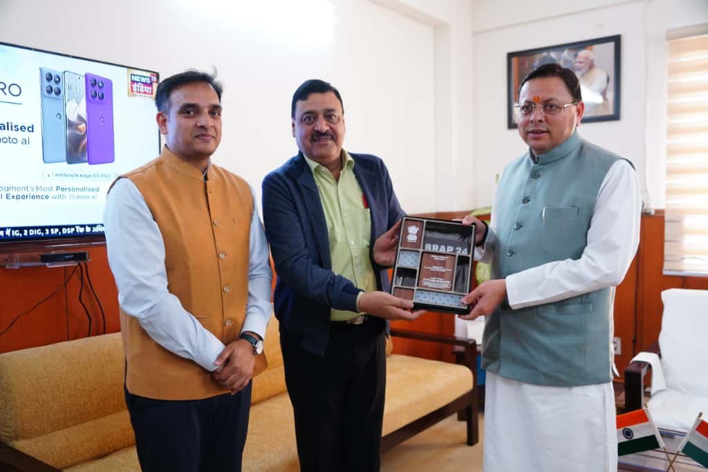 मुख्यमंत्री को सौंपा प्रदेश को राष्ट्रीय स्तर पर मिले व्यापार सुधार कार्य योजना के तहत टॉप अचीवर्स पुरस्कार