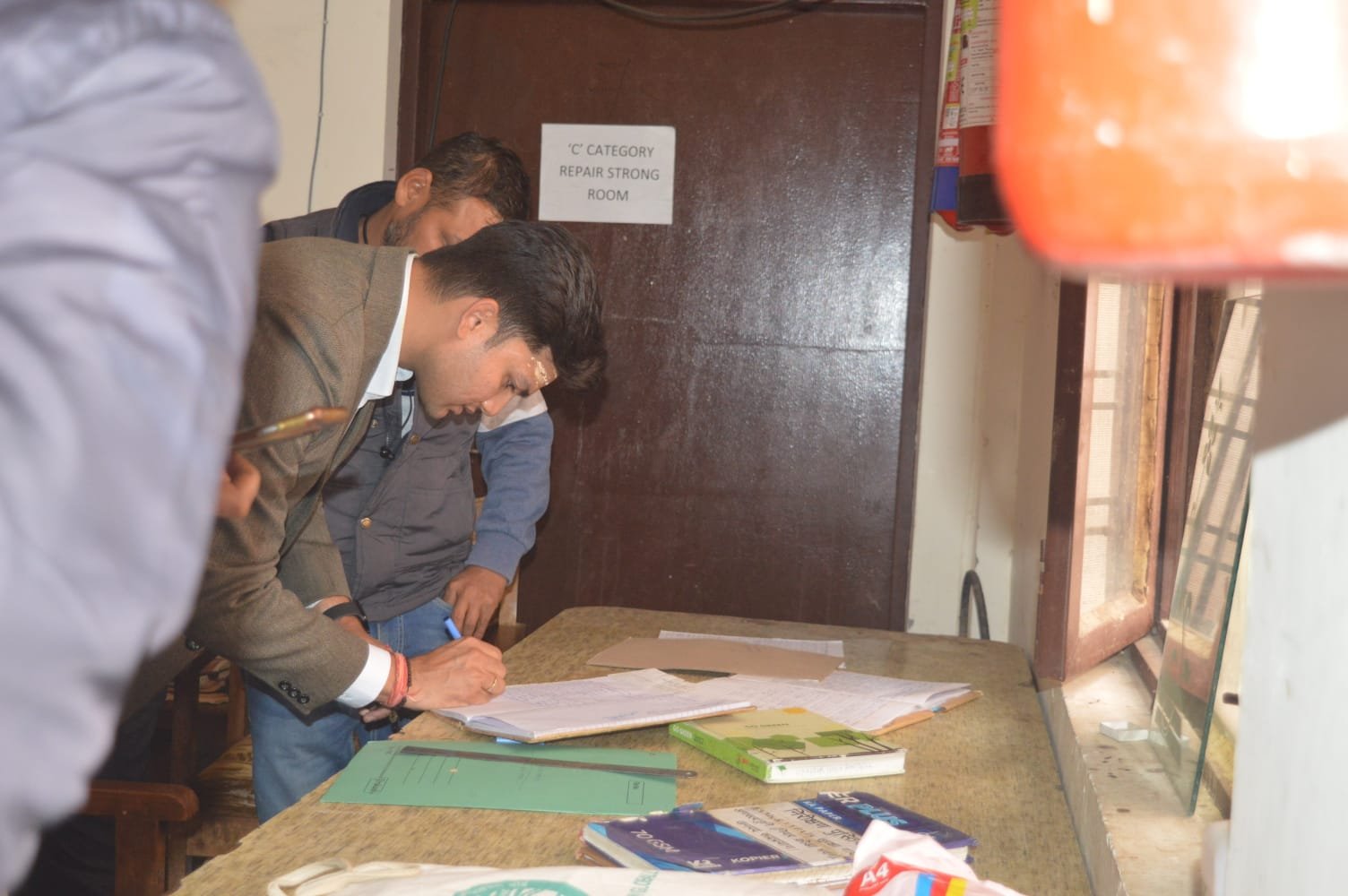 जिलाधिकारी प्रतीक जैन ने किया ईवीएम एवं वीवीपैट वेयरहाउस का त्रैमासिक निरीक्षण