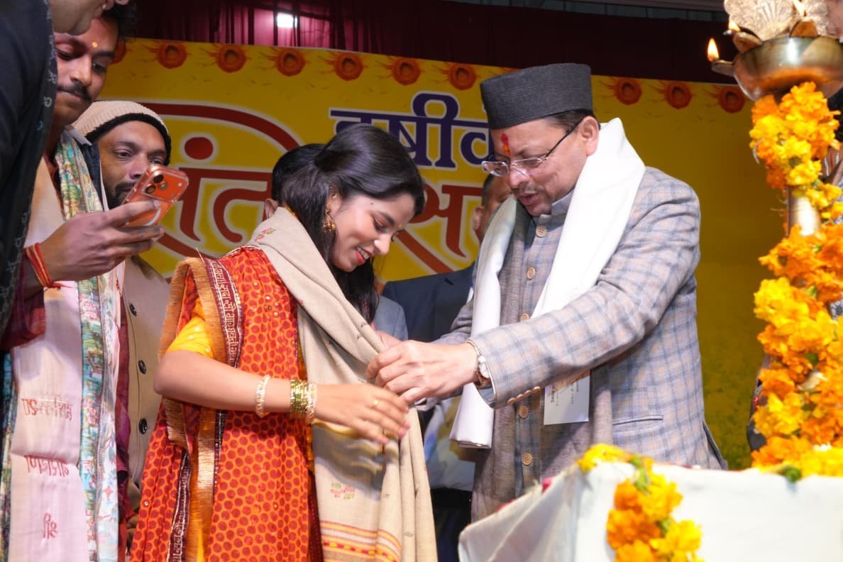 मुख्यमंत्री पुष्कर सिंह धामी भरत मंदिर ऋषिकेश में आयोजित वसंतोत्सव 2026 मैथिली ठाकुर नाइट में हुए सम्मिलित