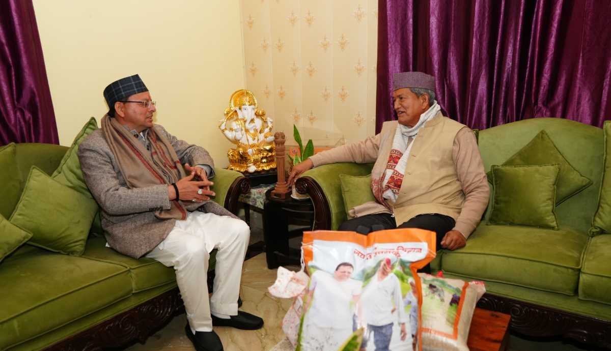 मुख्यमंत्री पुष्कर सिंह धामी ने पूर्व मुख्यमंत्री हरीश रावत से की शिष्टाचार भेंट, कुशलक्षेम जाना