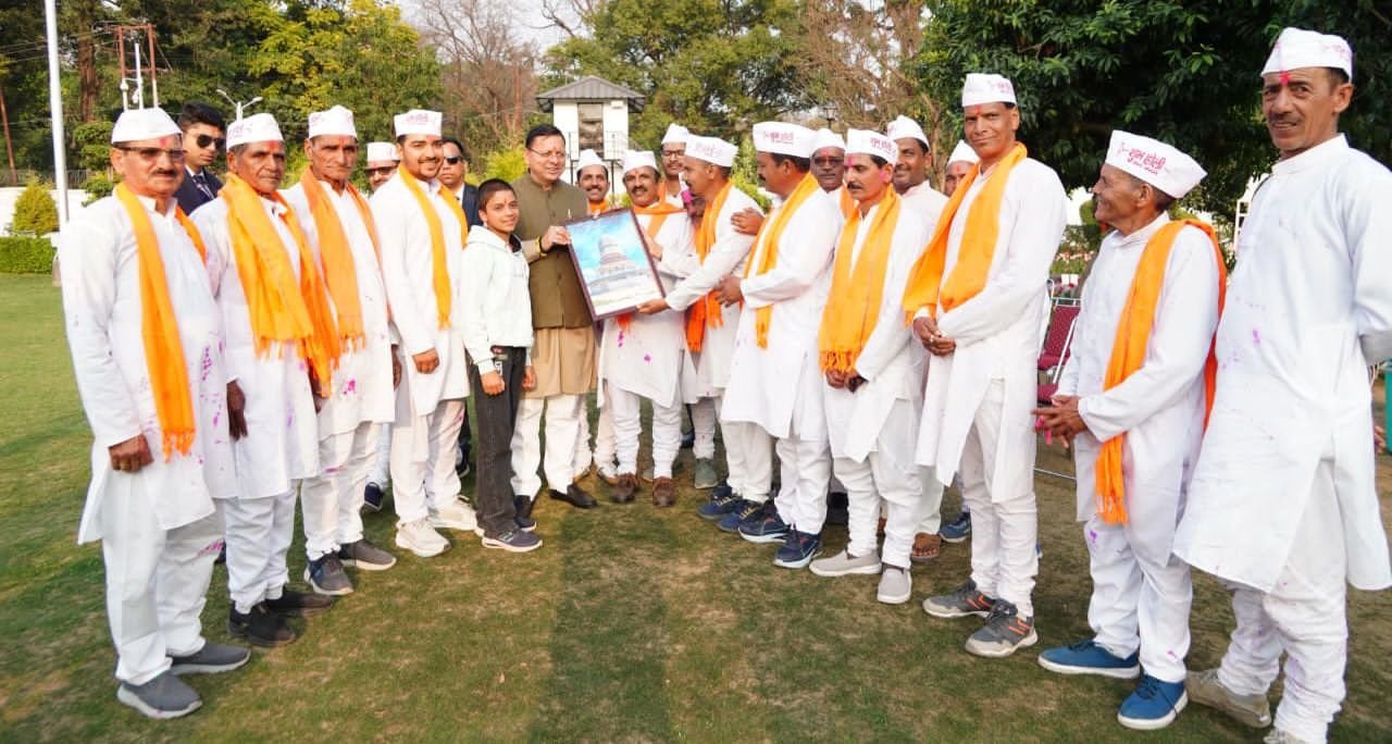पुष्कर सिंह धामी को चम्पावत के होल्यारों ने दी होली की शुभकामनाएं…