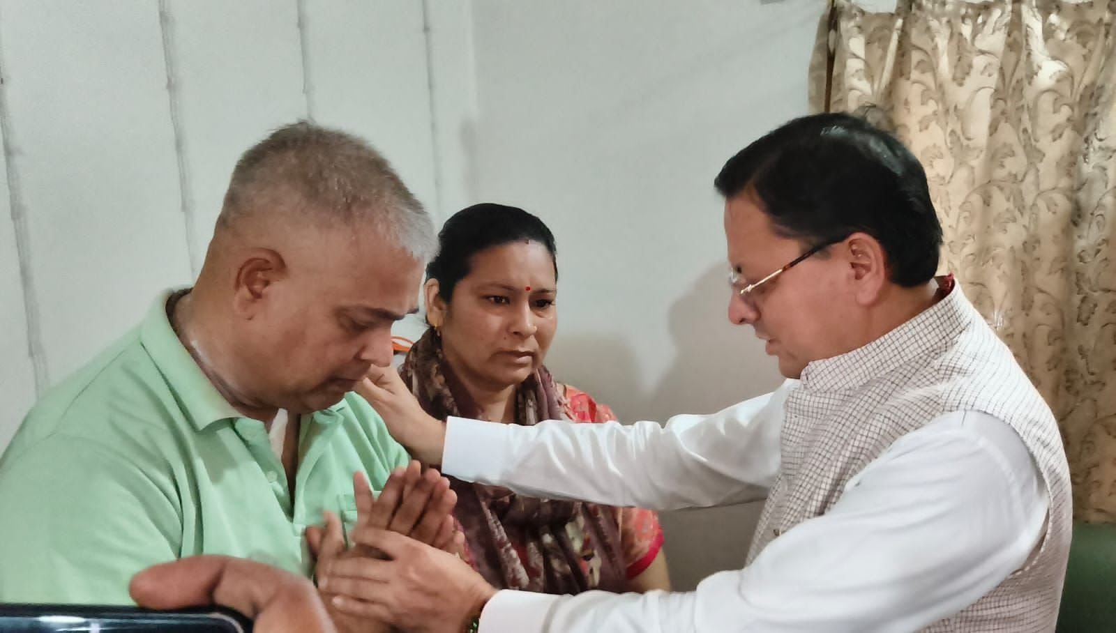 मुख्यमंत्री धामी ने हरिपुर कलां में मनोज जखमोला के आवास पहुंचकर जताया शोक…