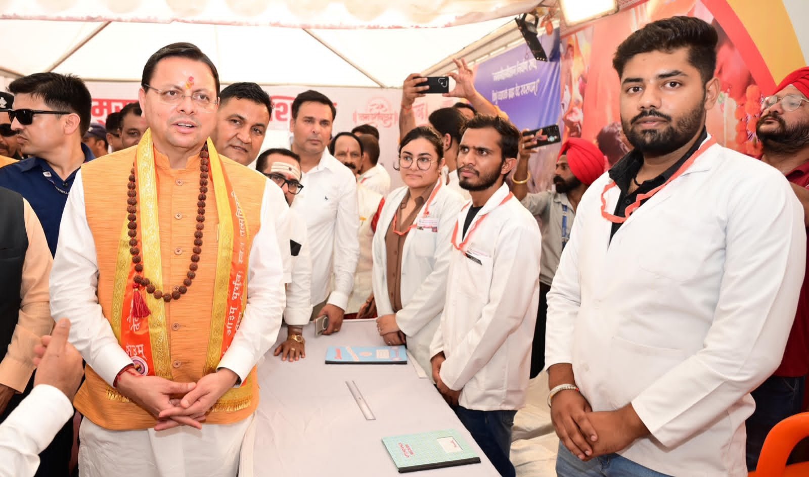 हरिद्वार में शिवभक्त कांवड़ियों पर पुष्पवर्षा, मुख्यमंत्री धामी ने किया चरण प्रक्षालन…